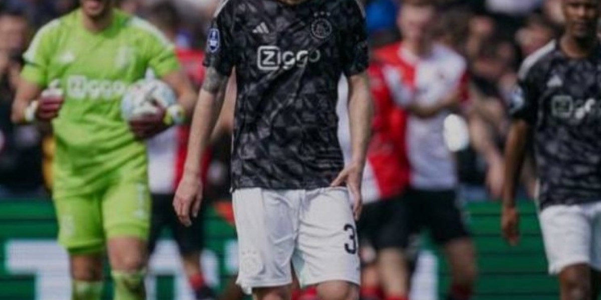 Ajax verliest met 6-0 van aartsrivaal Feyenoord in de Nederlandse Eredivisie